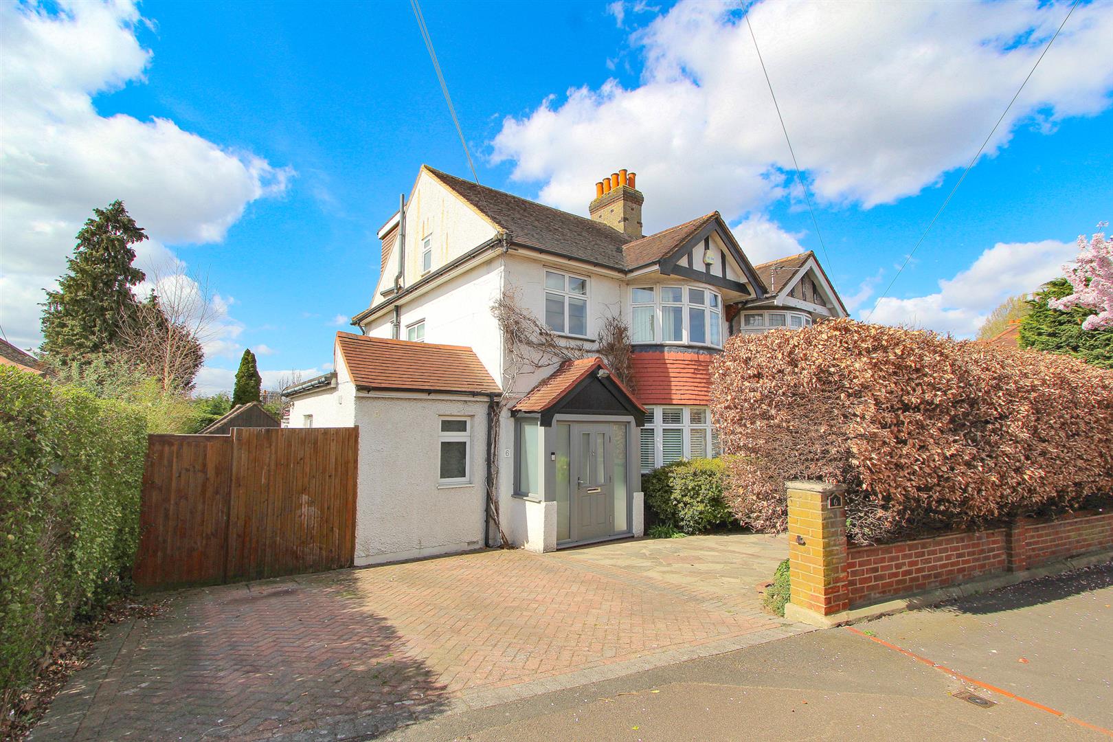 5 bed property in Sandy Lane South, Wallington